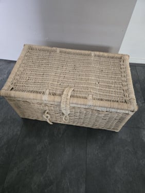 Grote rieten mand met deksel op scharnieren.L52.5xB30zH24cm