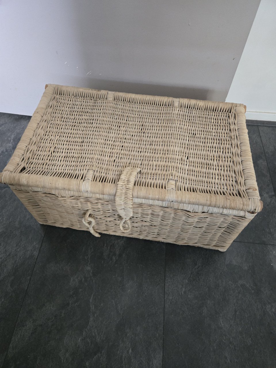 Grote rieten mand met deksel op scharnieren.L52.5xB30zH24cm