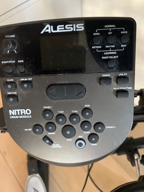 Elektrische drumset van Alesis incl. koptelefoon en krukje