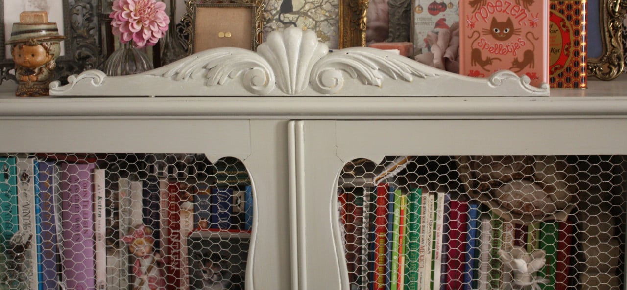 Mooie grijze brocante servies/boekenkast