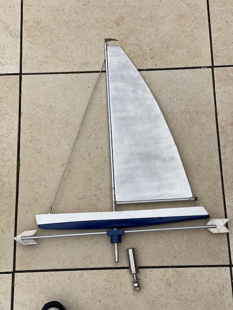 Prachtige Windwijzer van modern zeilschip geheel roestvrij