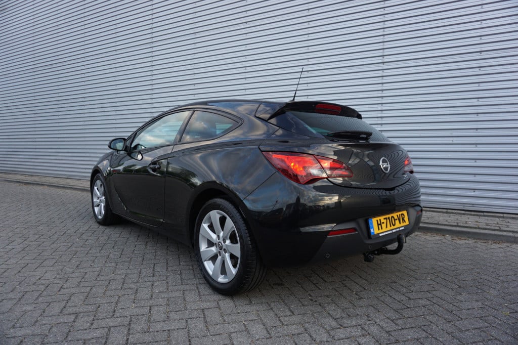 Opel Astra gtc 1.4 turbo sport airco / cruise / parkeers. / lm velgen / tre
