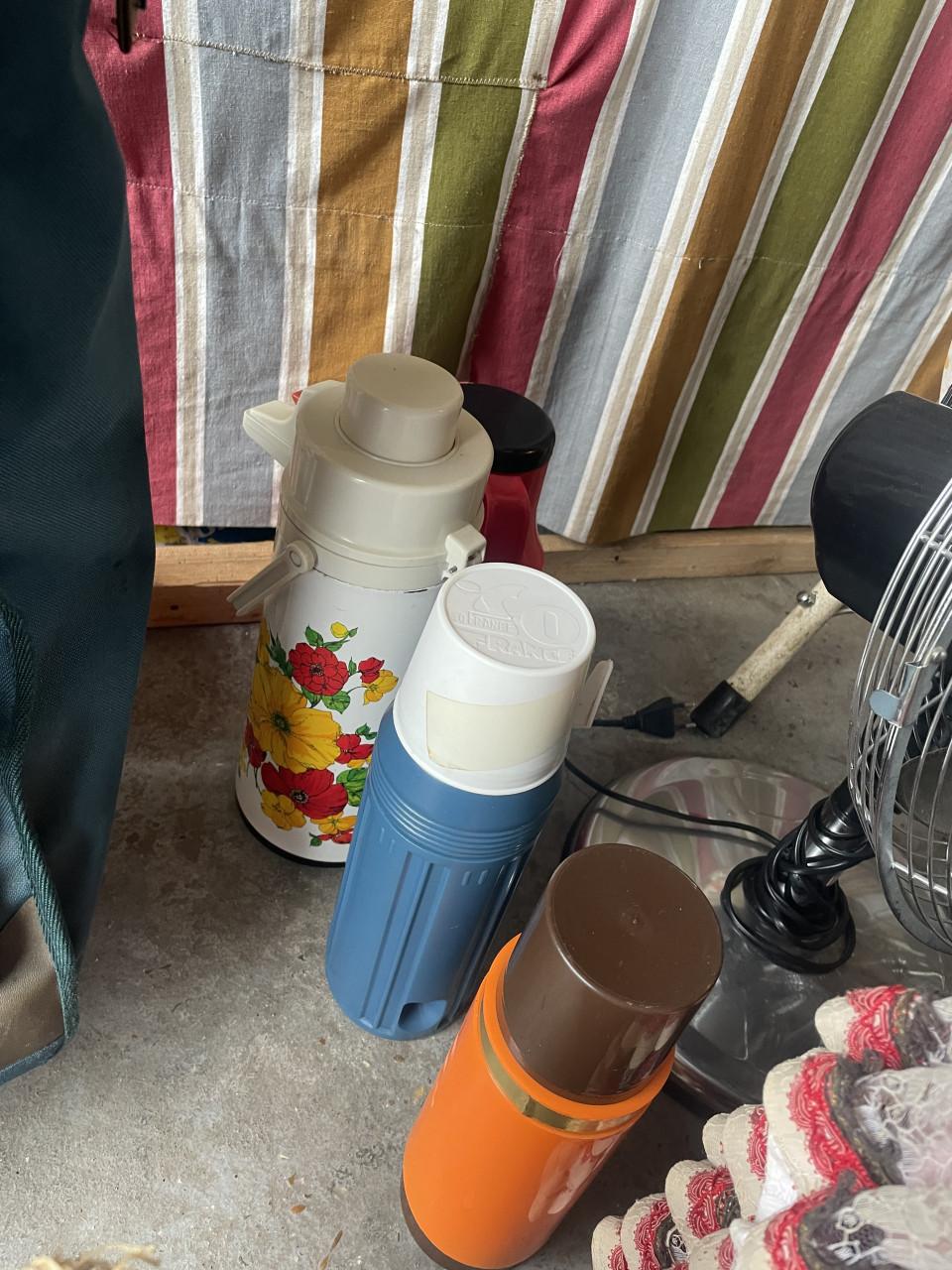 Koelbox met diverse thermoskannen