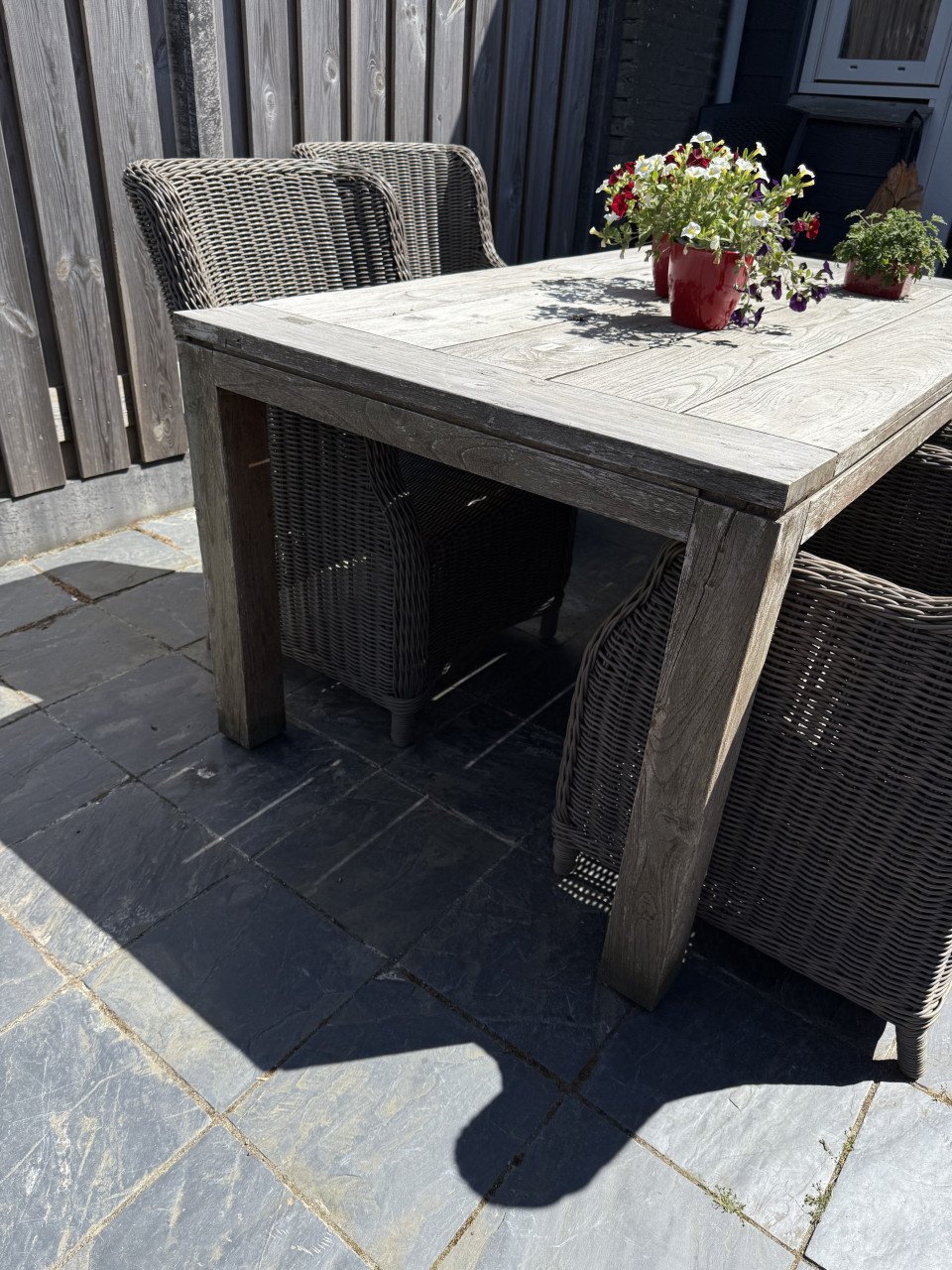 Oude teak tuintafel