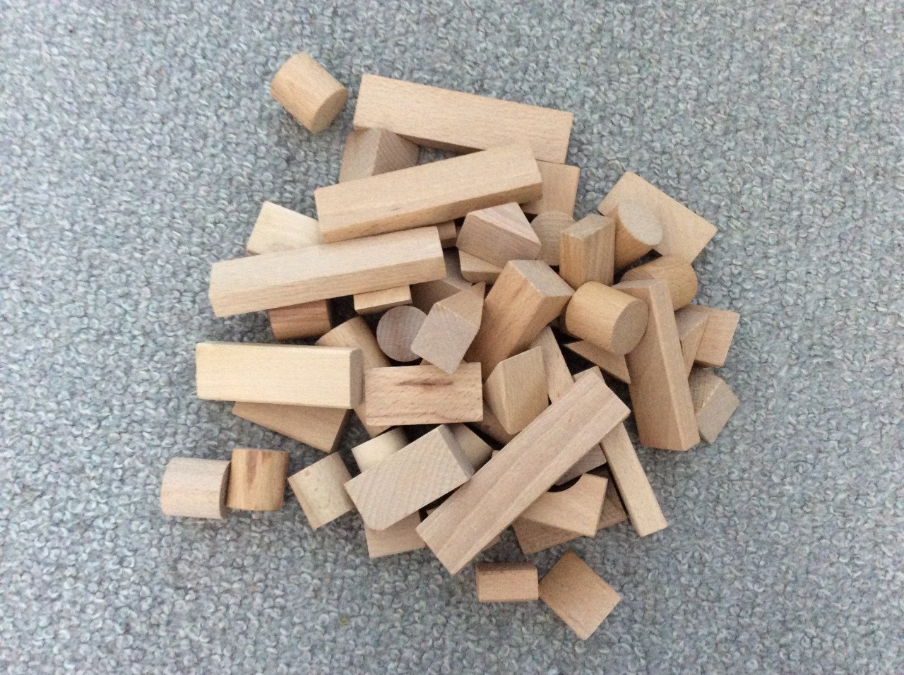 Verschillende zakjes met houten blokjes.