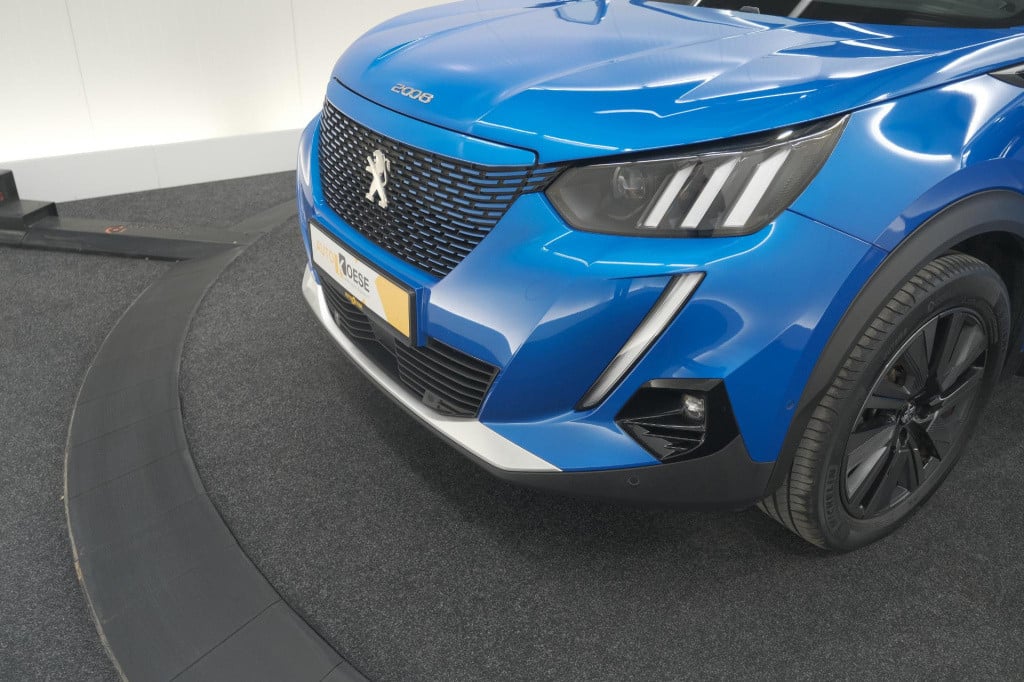 Peugeot E-2008 ev gt 50 kwh | 3 fase | trekhaak | panoramadak | adaptieve c