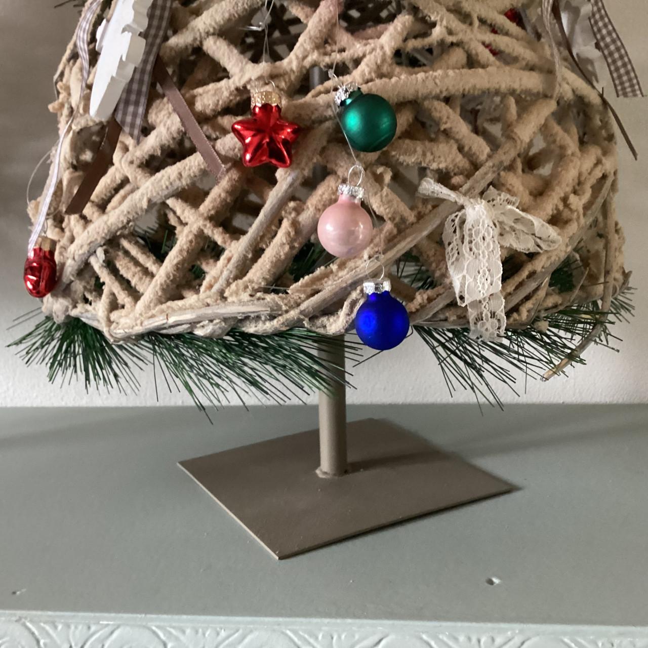 2 aparte kerstboompjes. Hoogte 65 cm