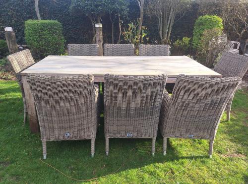 Teakhouten tuintafel en acht stoelen