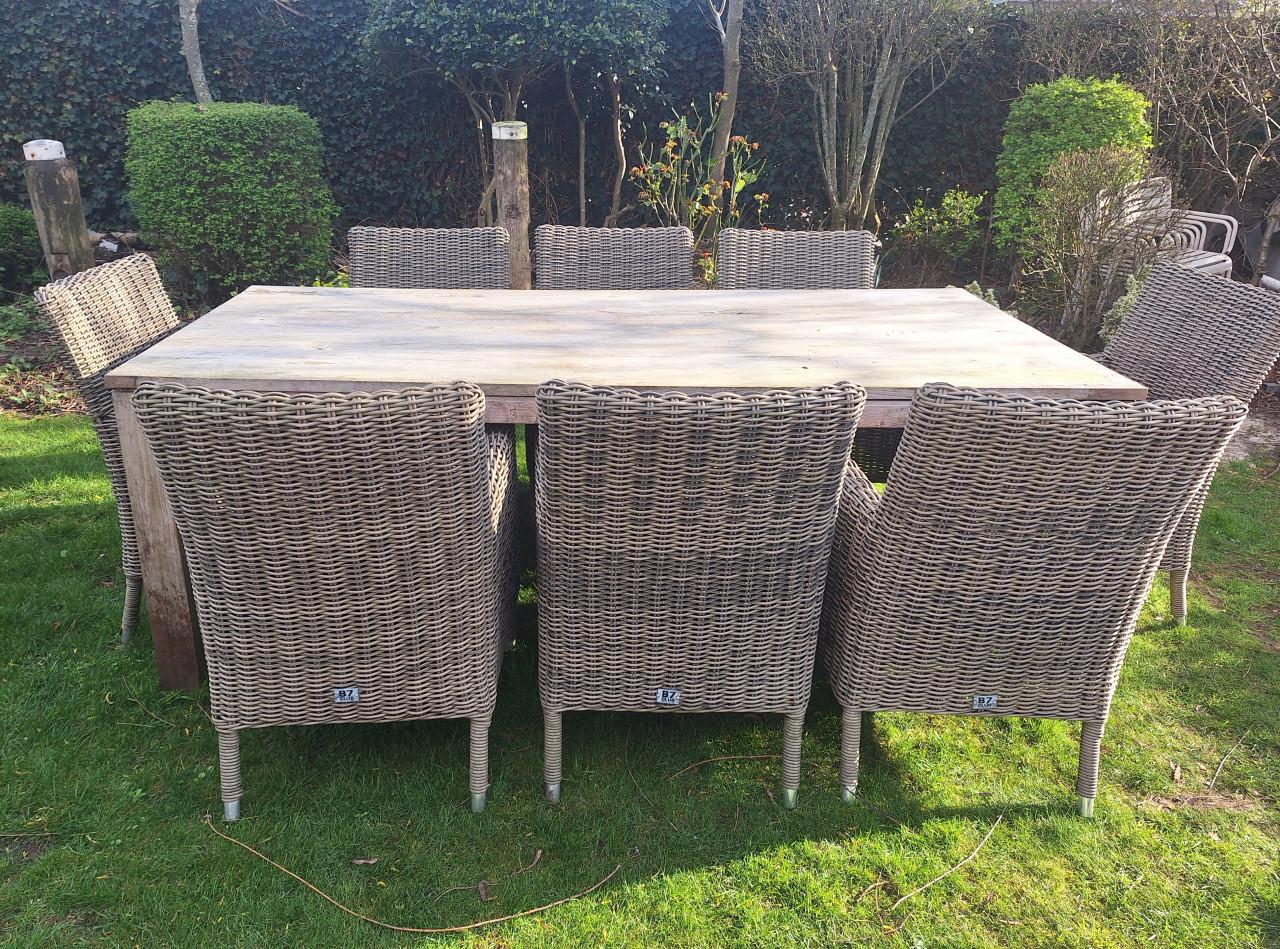 Teakhouten tuintafel en acht stoelen