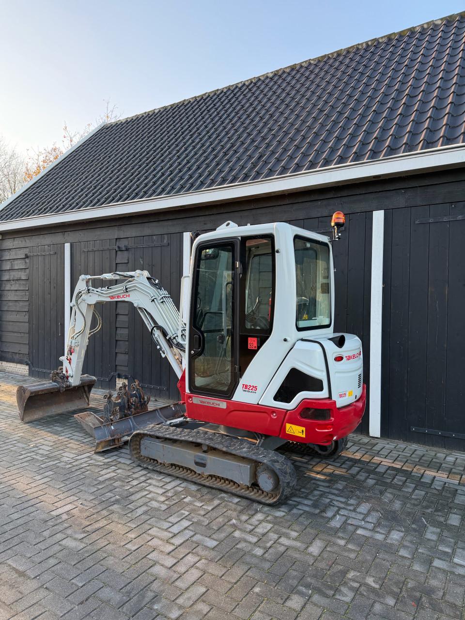 Takeuchi TB225 met 459 uur!!