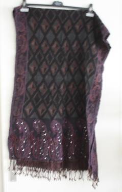 Zwart paarse sjaal met bewerkingen