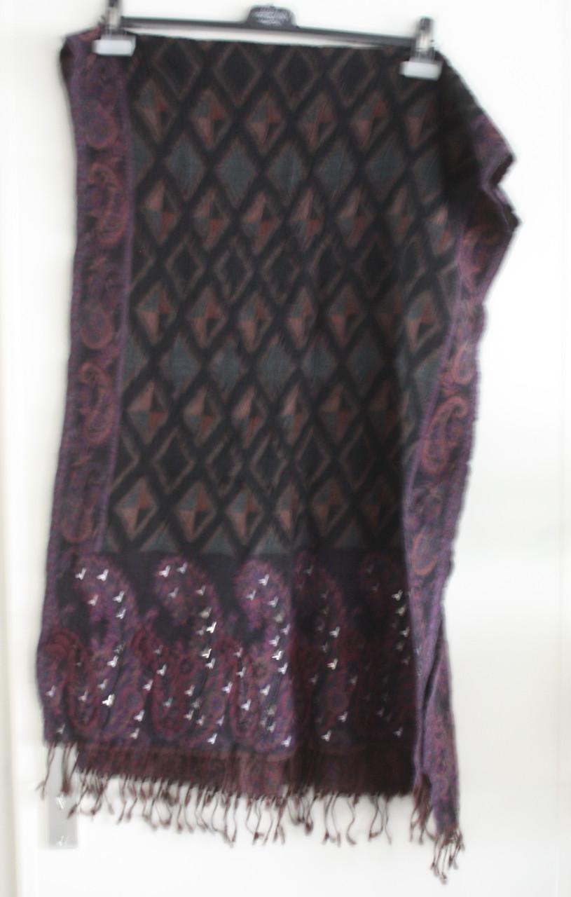 Zwart paarse sjaal met bewerkingen