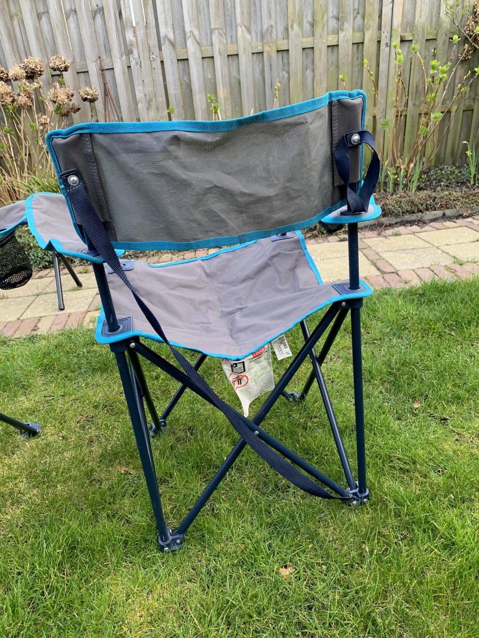 Twee Quechua campingstoelen met bekerhouders en een bijpassend krukje.