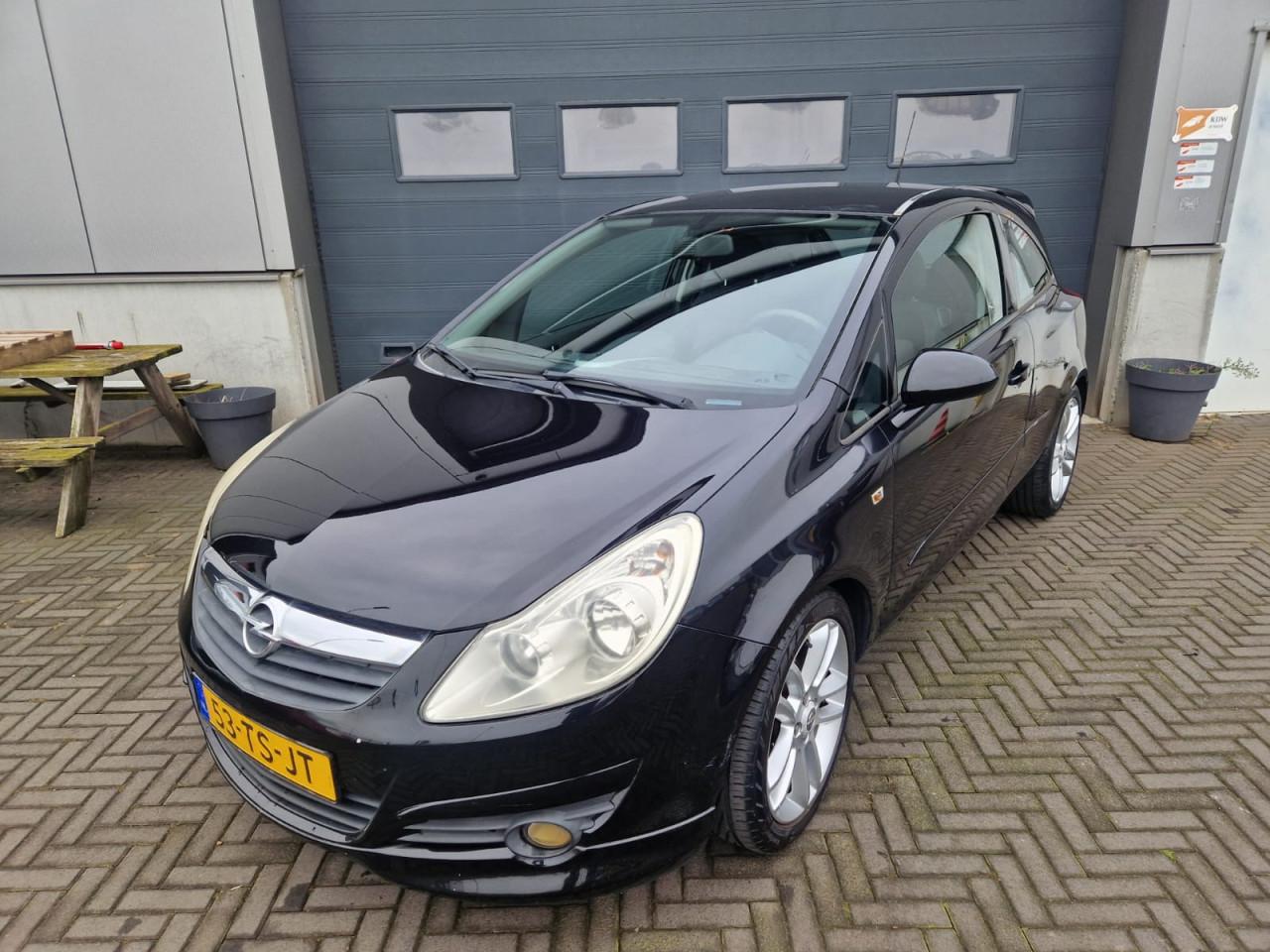 TE KOOP OPEL CORSA 1.4 16V SPORT MET AIRCO EN TREKHAAK