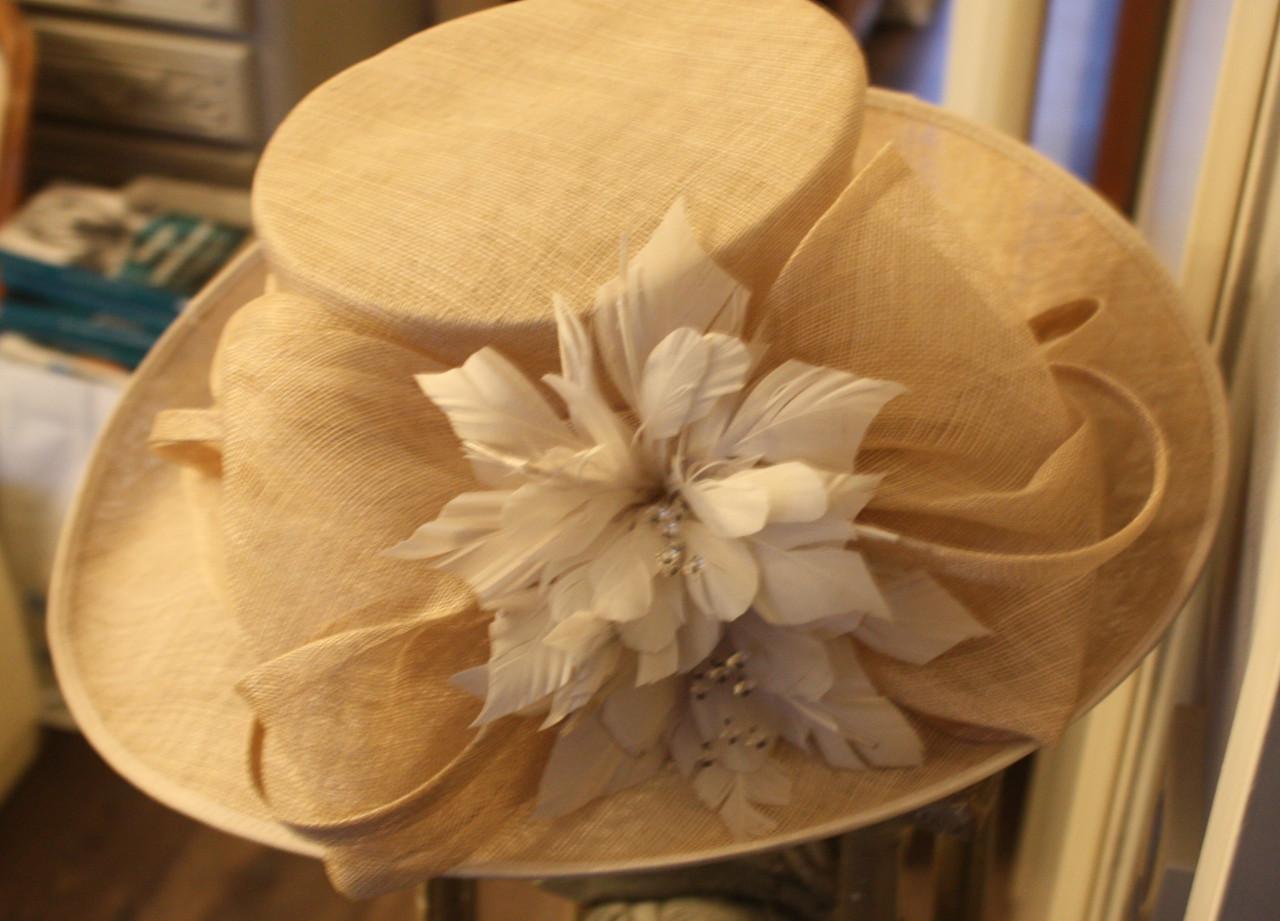 Mooie beige licht grijze hoed met bloem maat 9