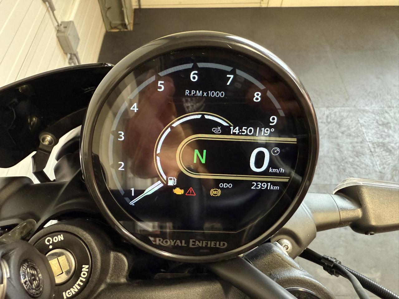 Jonge en gave Royal Enfield Guerrilla 450!