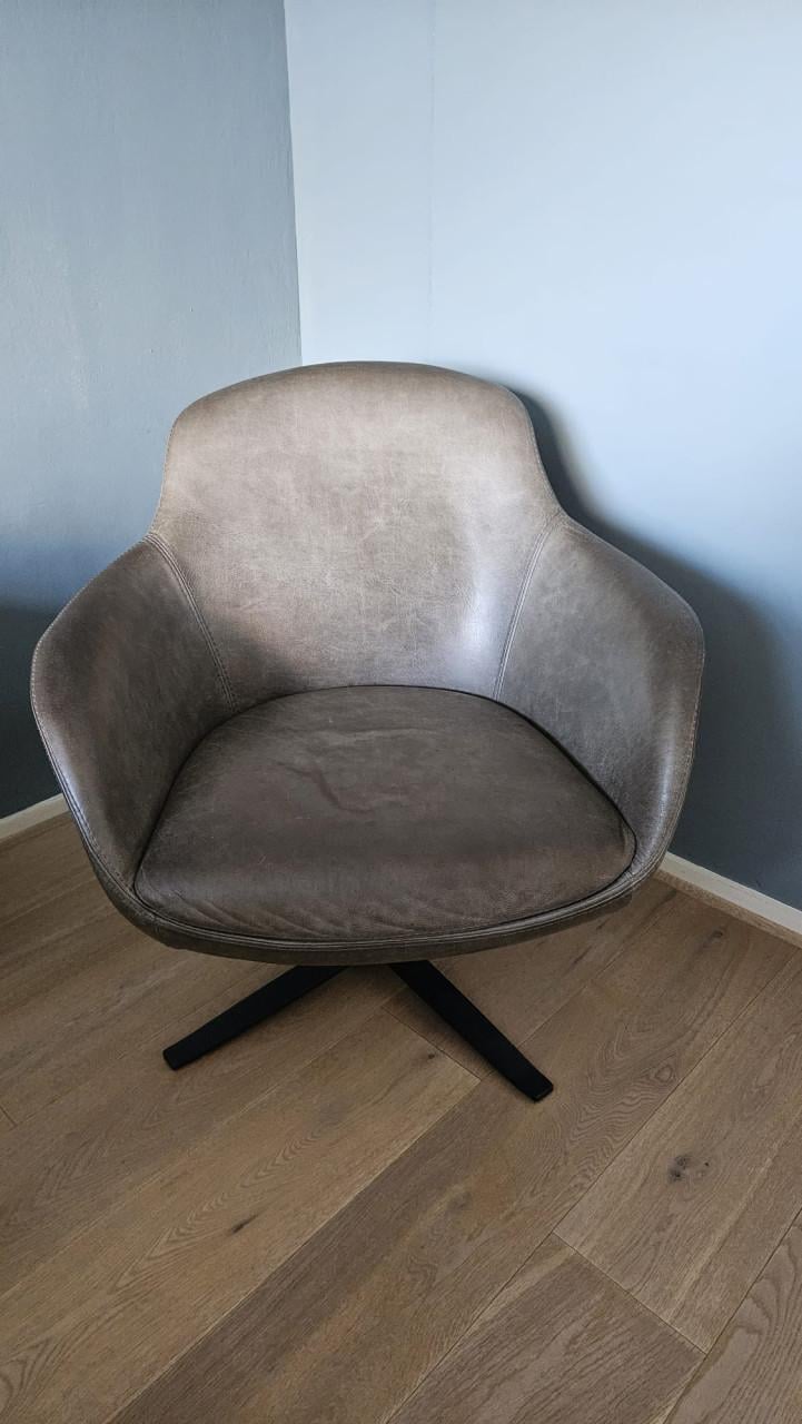 Leren fauteuil op draaivoet