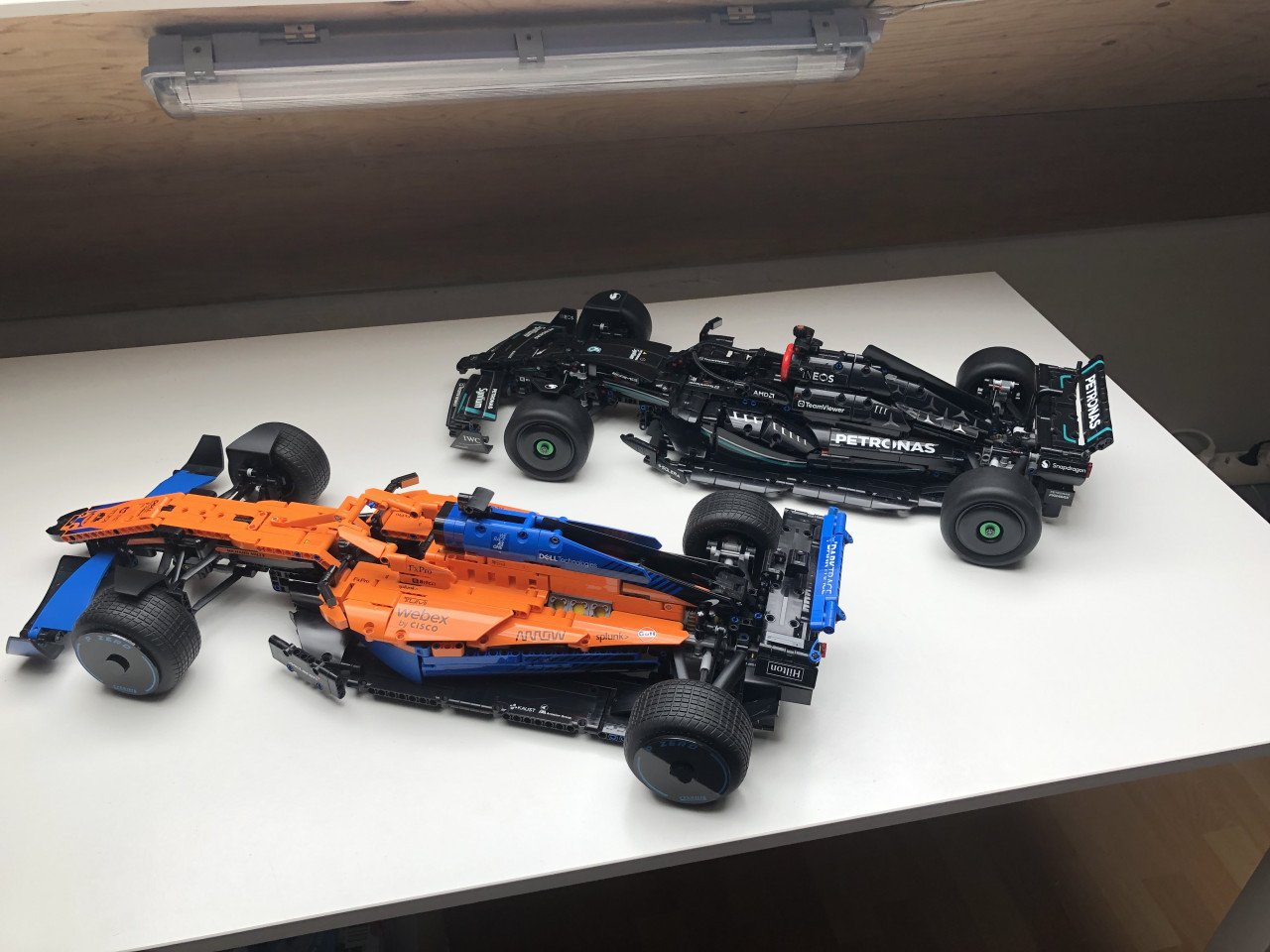 Lego Technic sets, 42141, met Pirelli stickers, 42171 en 42154, nieuwstaat.