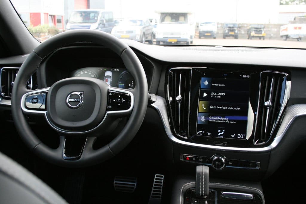 Volvo V60 2.0 t6 recharge awd r-design