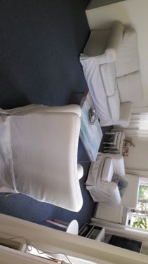 Leuke zithoek met bankstel en 2 losse stoelen (uitwasbare hoezen)