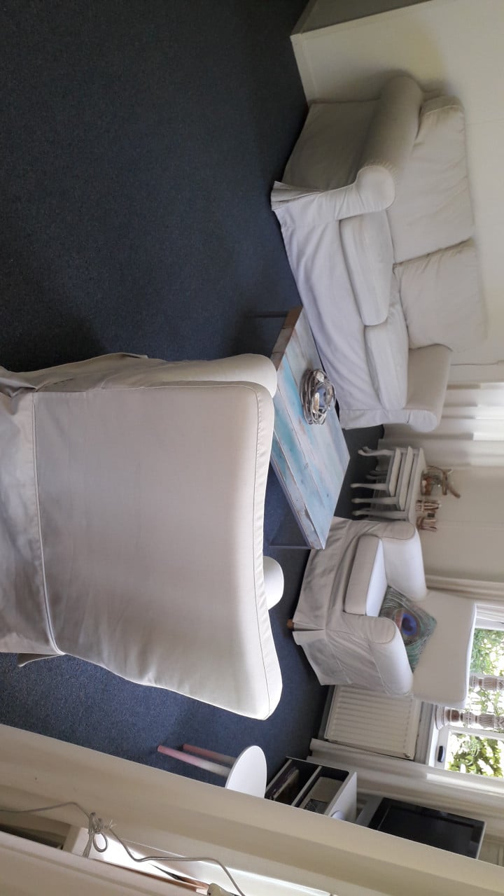 Leuke zithoek met bankstel en 2 losse stoelen (uitwasbare hoezen)