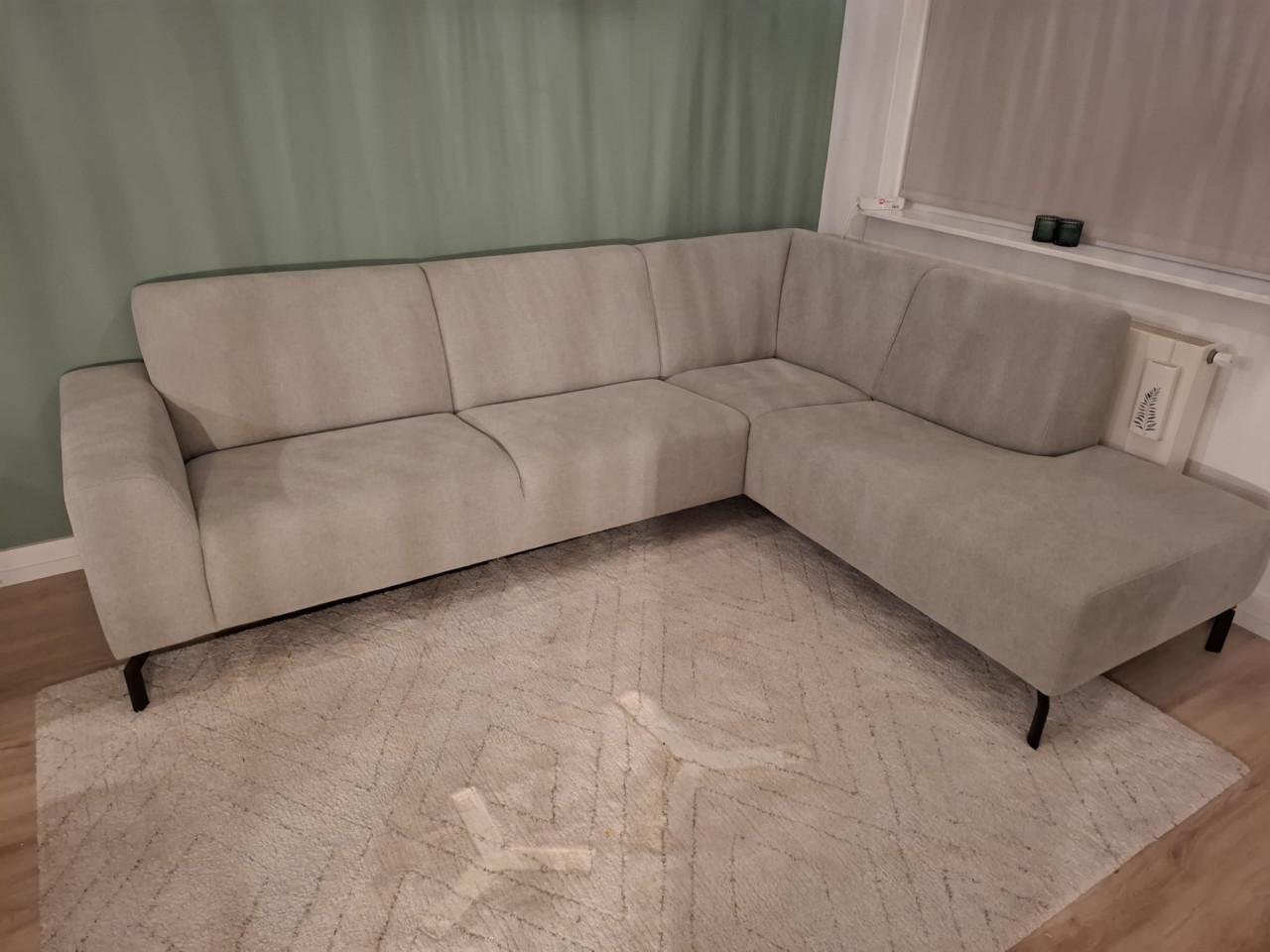 Grijze hoekbank (hoek zit rechts, 255x81x192 cm)