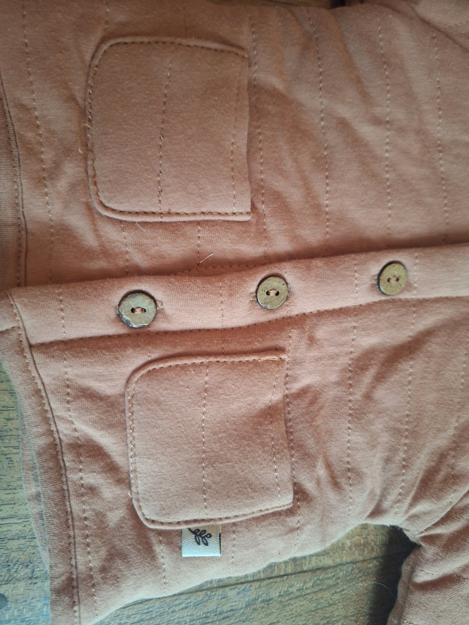 Nieuw babyjasje met houten knoopjes