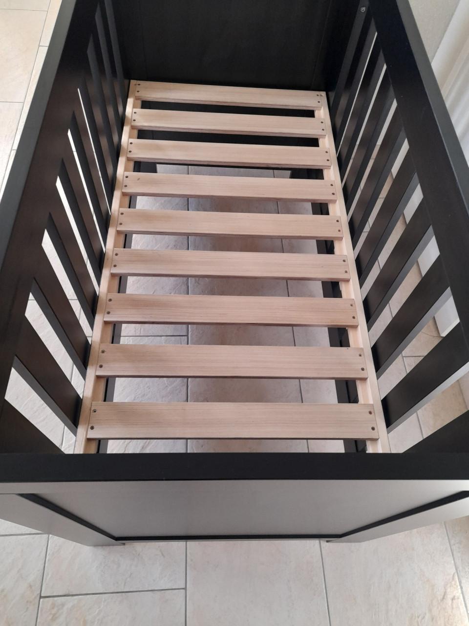 Prachtig zwart ledikantje (in goede nette staat )