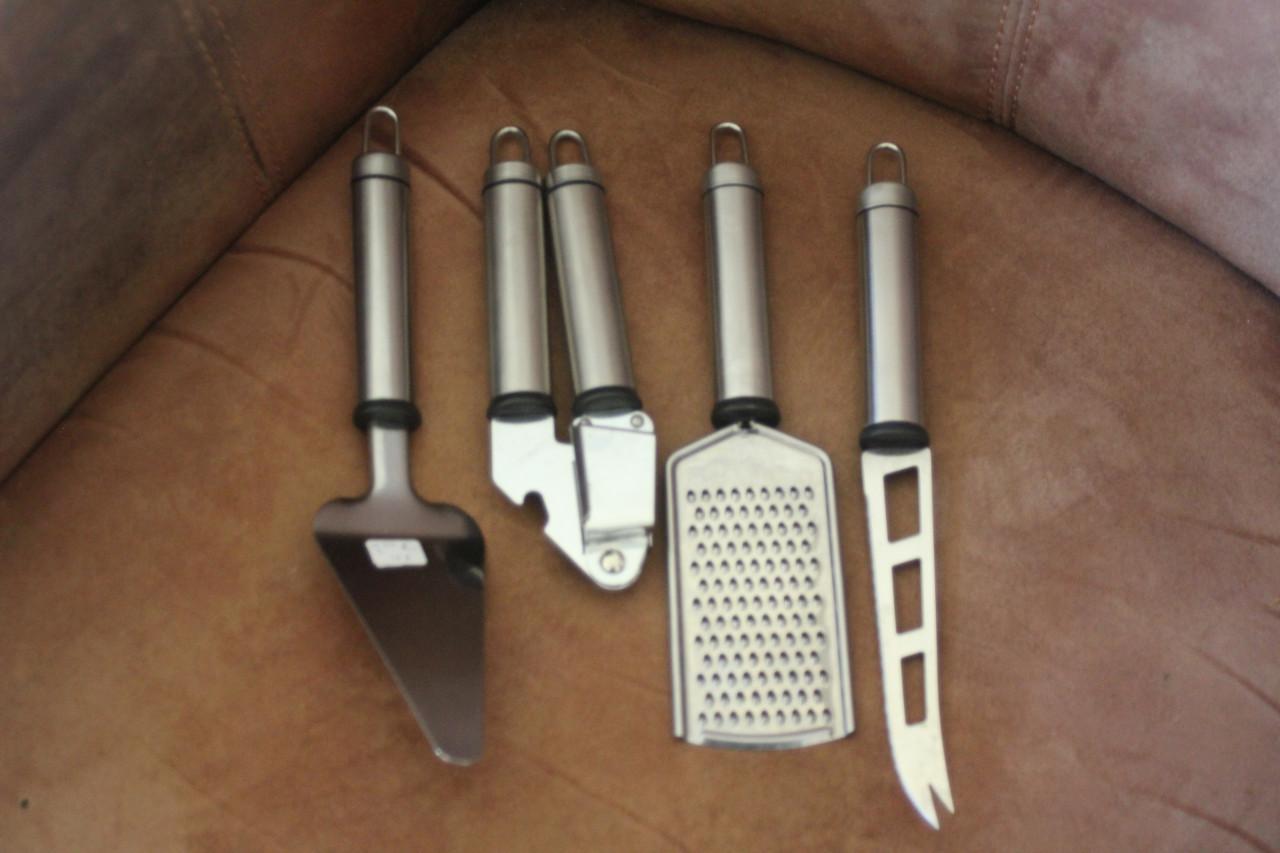 4 rvs keukenhulpjes, incl ophangstang