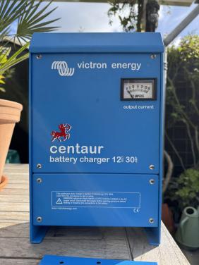 Victron Centaur 12/30 acculader