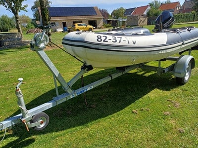 Bootje met motor en trailer