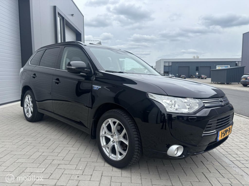 Mitsubishi Outlander 2.0 phev executive schuifdak, trekhaak