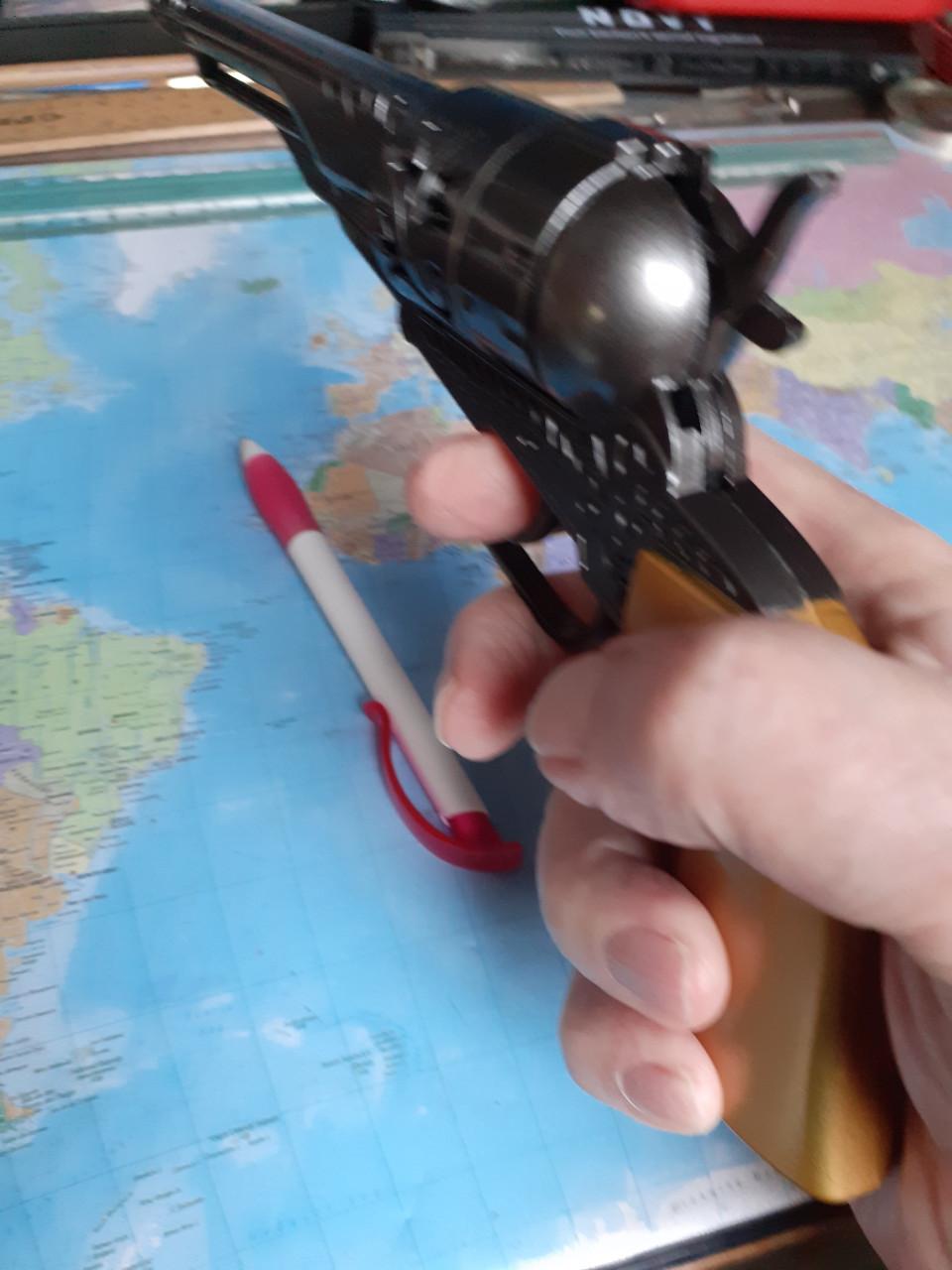 Revolver Speelgoed van metaal en plastic  24 cm lang en mooi