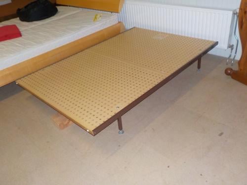 Bedbodem op stevige poten in zeer goede staat 135 x 195 cm