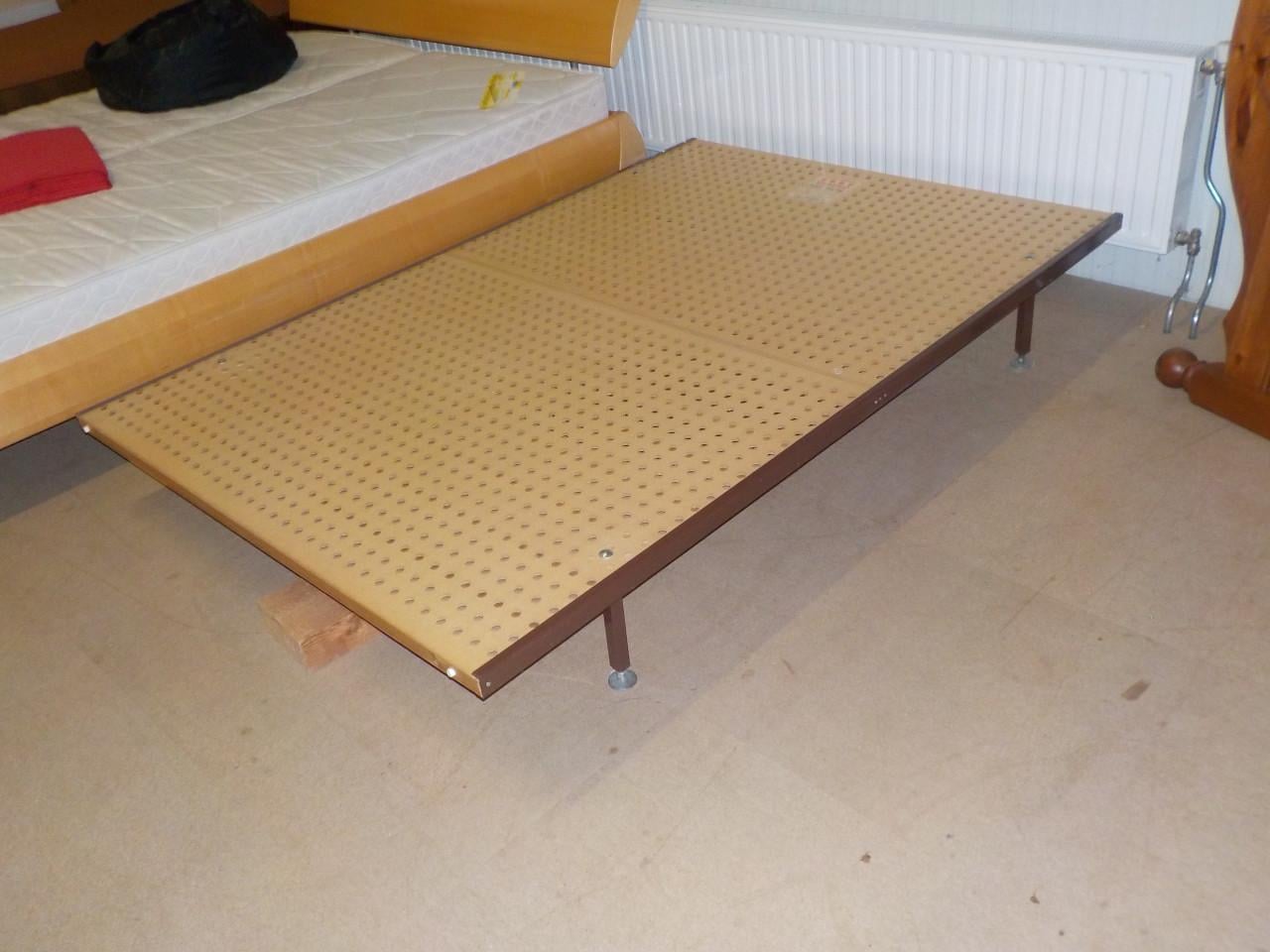 Bedbodem op stevige poten in zeer goede staat 135 x 195 cm