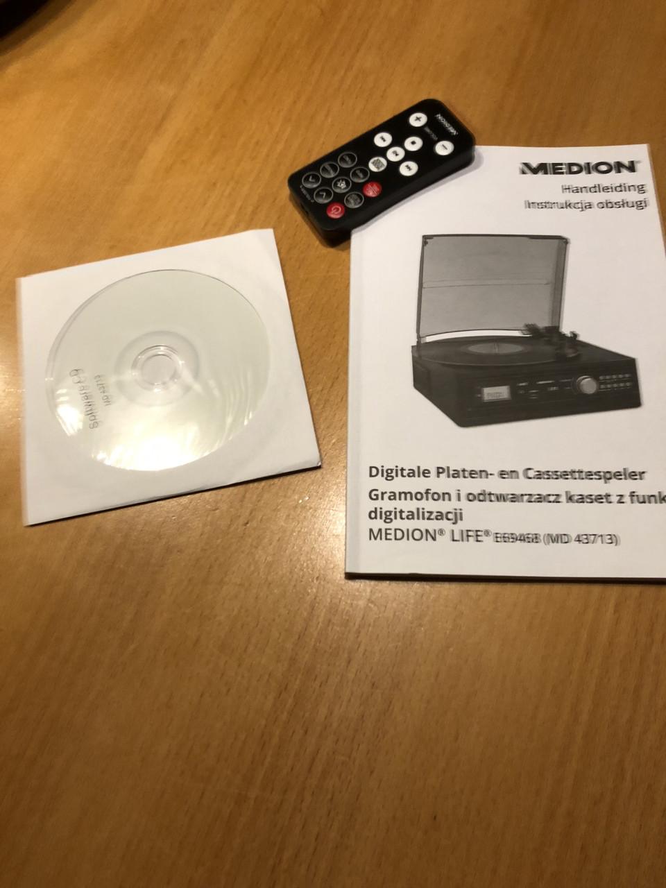 Te koop goede platenspeler/cassettespeler.(z.g.a.n.).