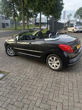 Peugeot cabrio 207 zwart, weinig km op de teller