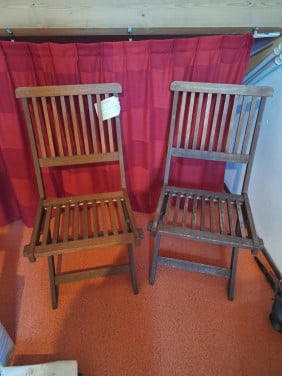 2 hardhouten tuinstoelen