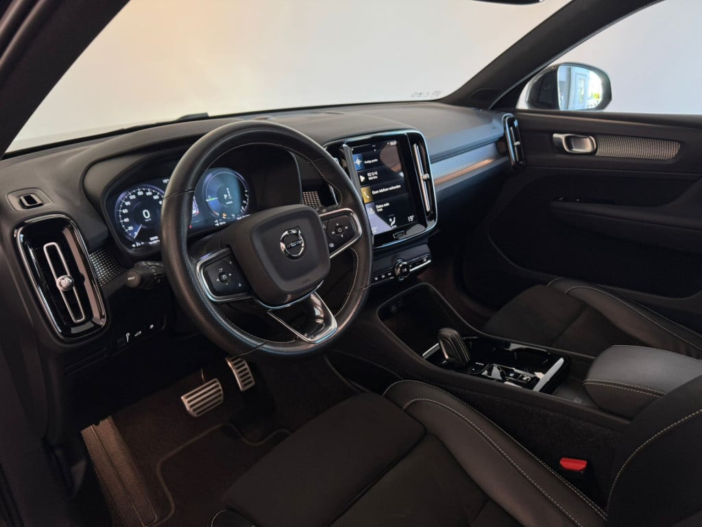 Volvo XC40 1.5 t4 recharge r-design black edition