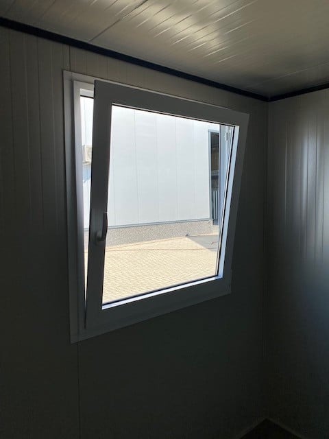 Geïsoleerde unit te koop, raam en deur op iedere gewenste positie