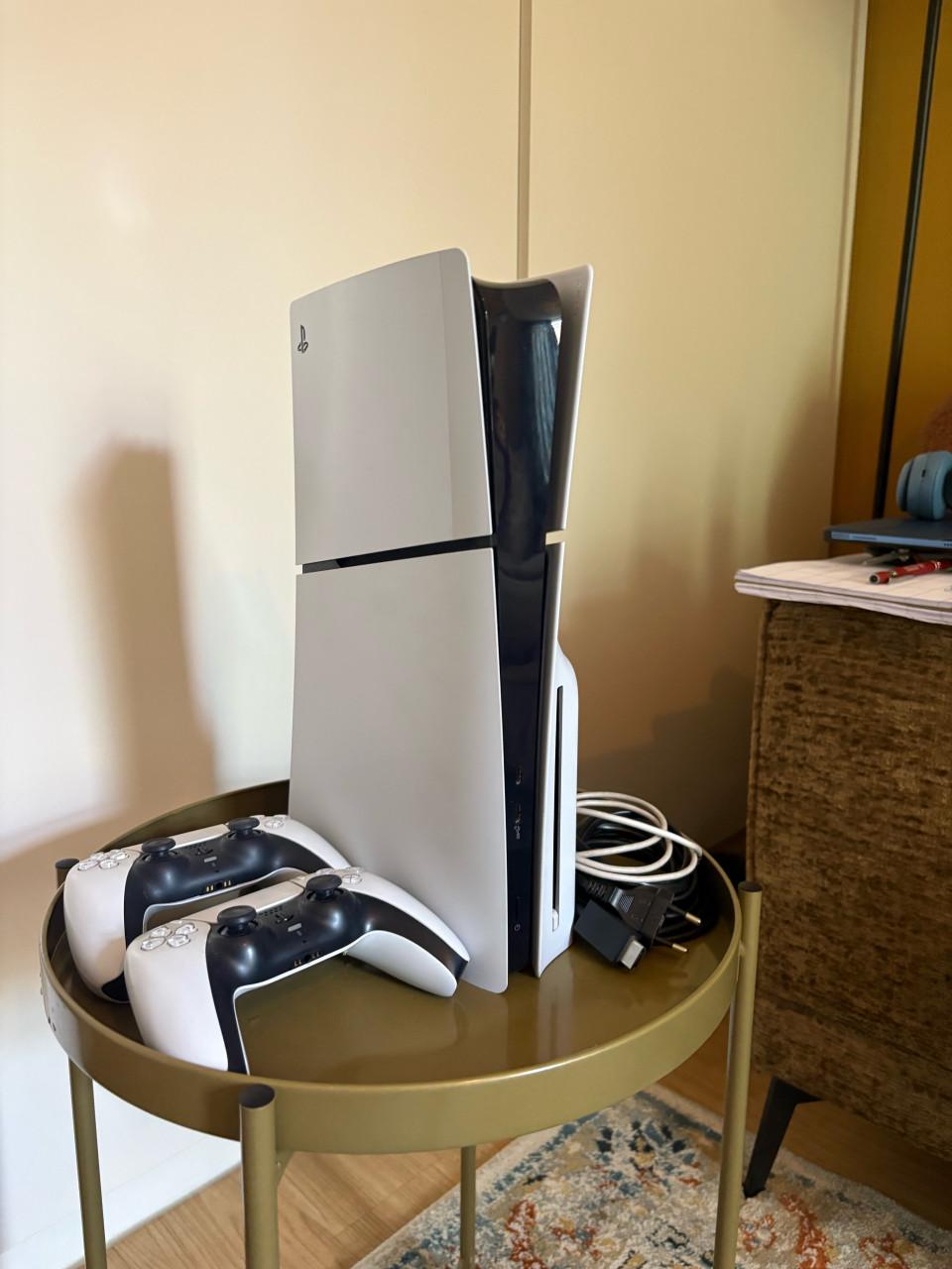PlayStation 5 disk versie met twee originele controllers
