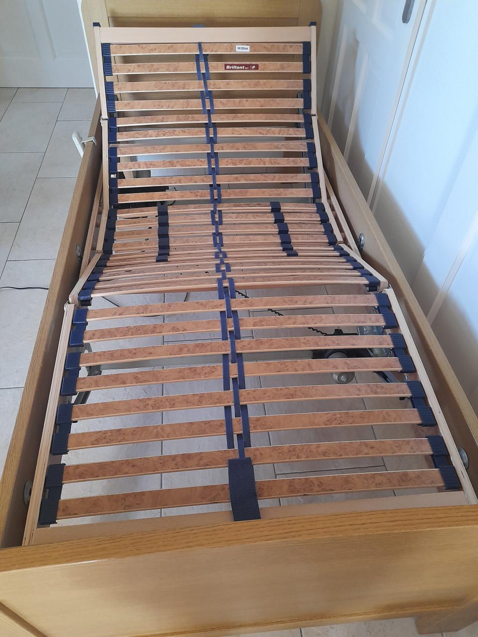 Senioren bed met elektrisch verstelbare lattenbodem 90 x 200( in goede st.)