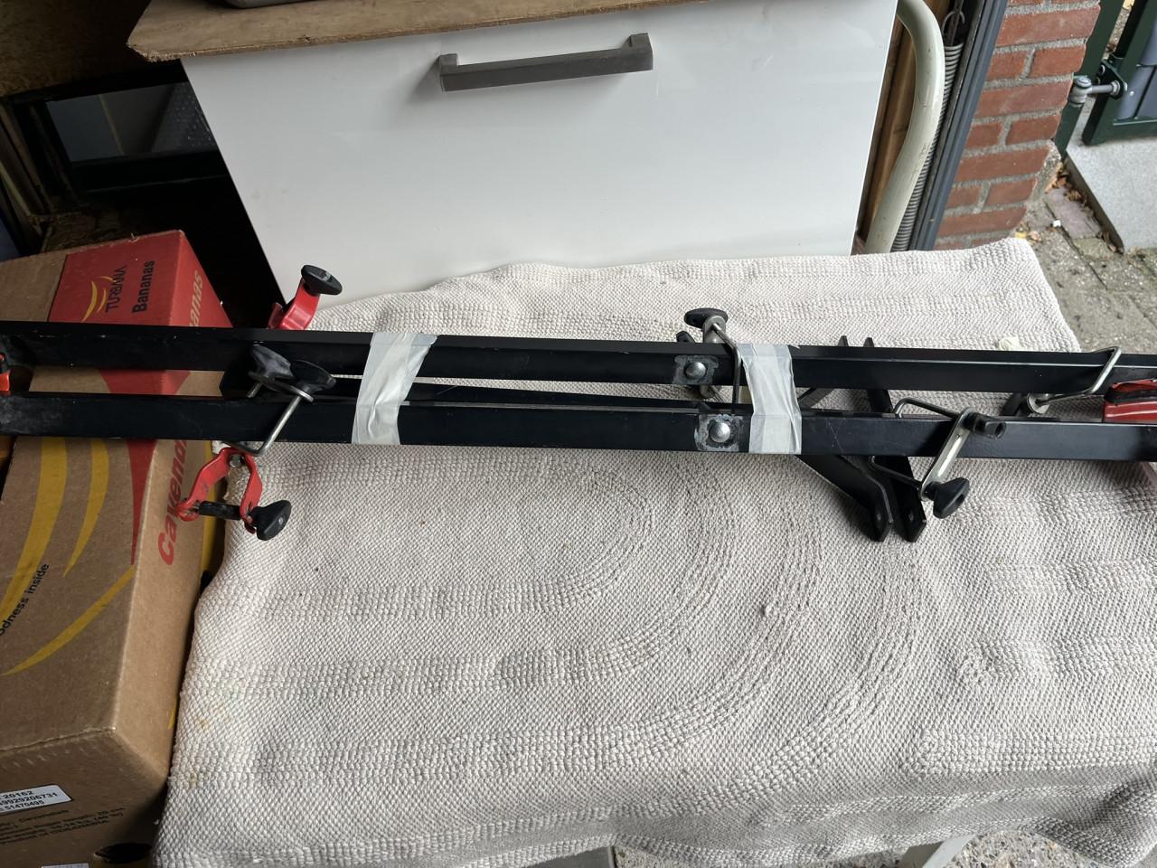 Dak fietsendrager Thule voor montage op dakdrager € 70,- 30x beke