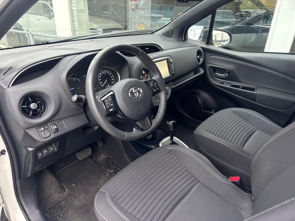 Toyota Yaris 1.5 hybrid bi-tone plus