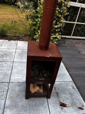 Tuinkachel, voor op terras. Was 150 euro.