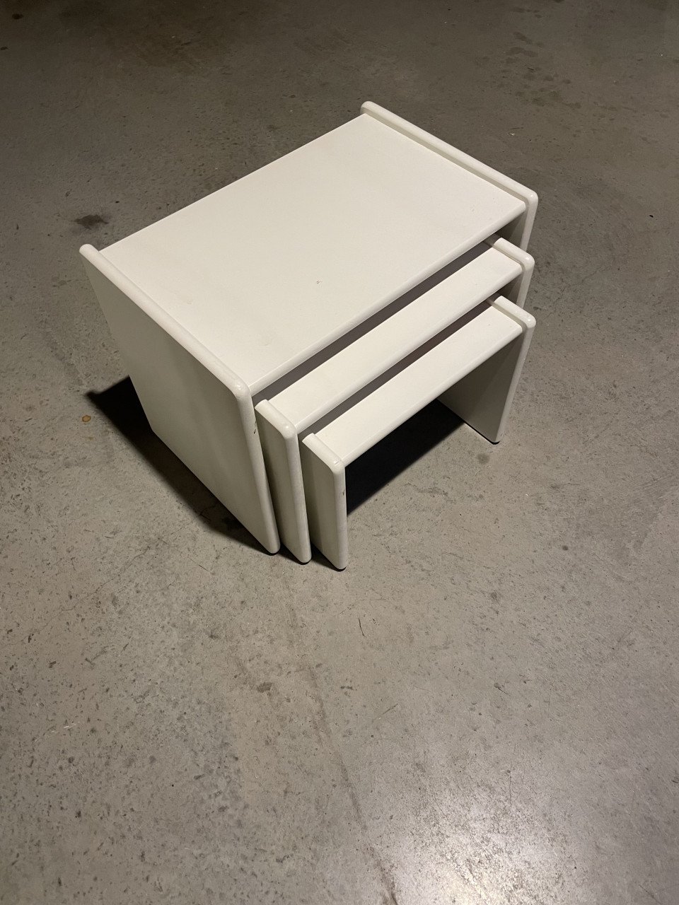 TE KOOP   3 tafeltjes los of  in elkaar inschuifbaar