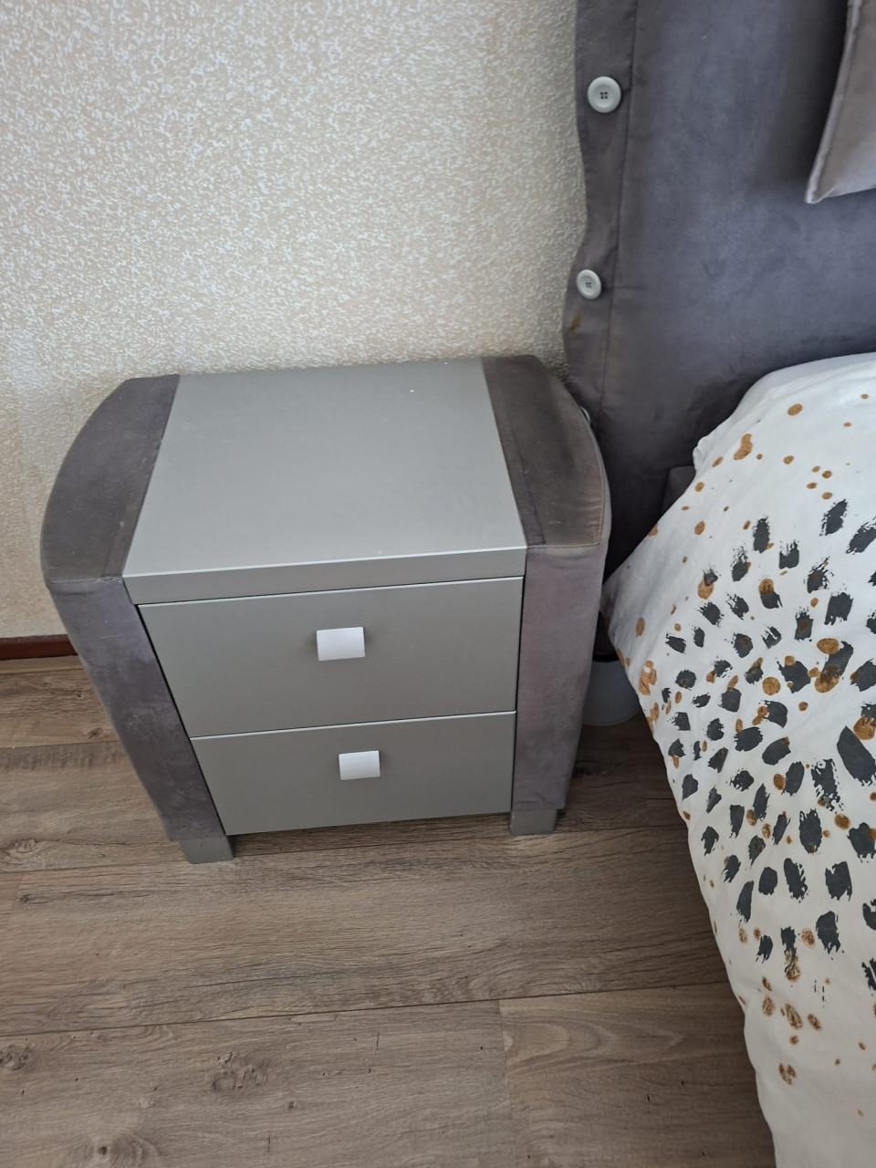 Tweepersoonsbed grijs met achterwand en nachtkasten 180/160