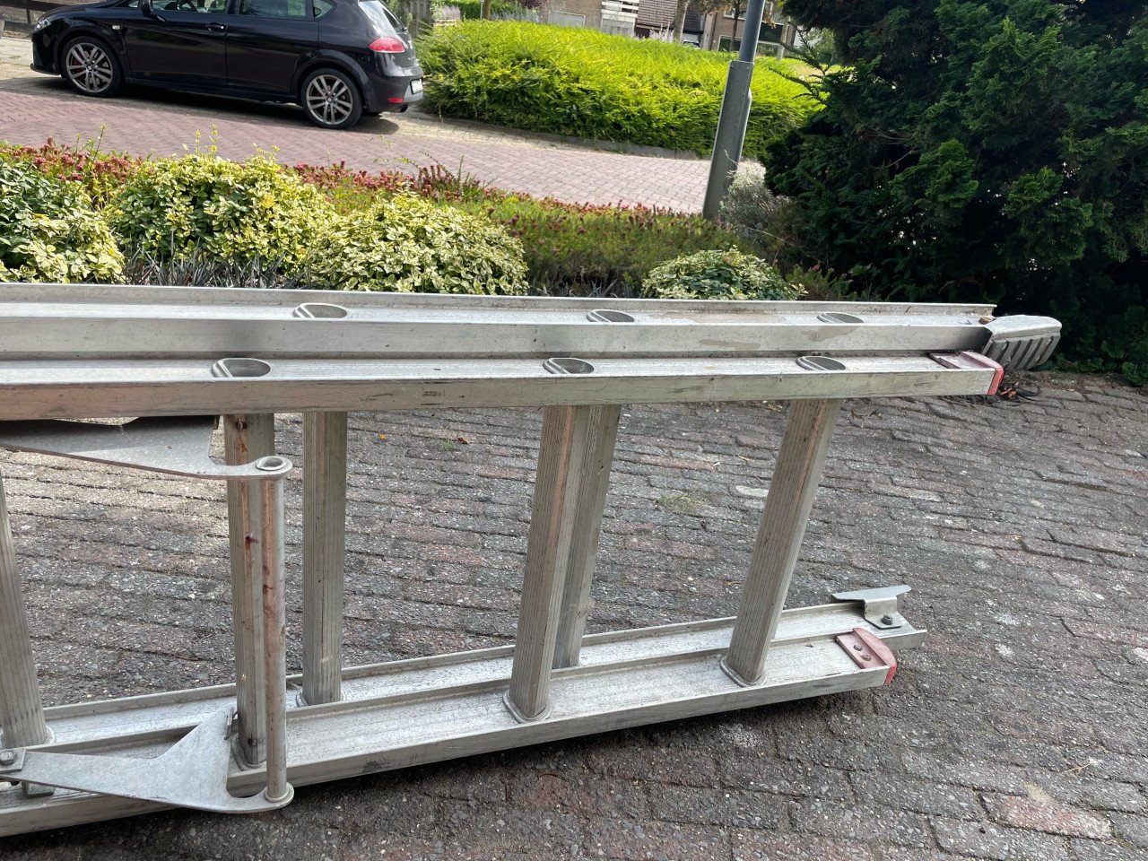 Aluminium ladder uitschuibaar en op wieltjes 8,5 meter