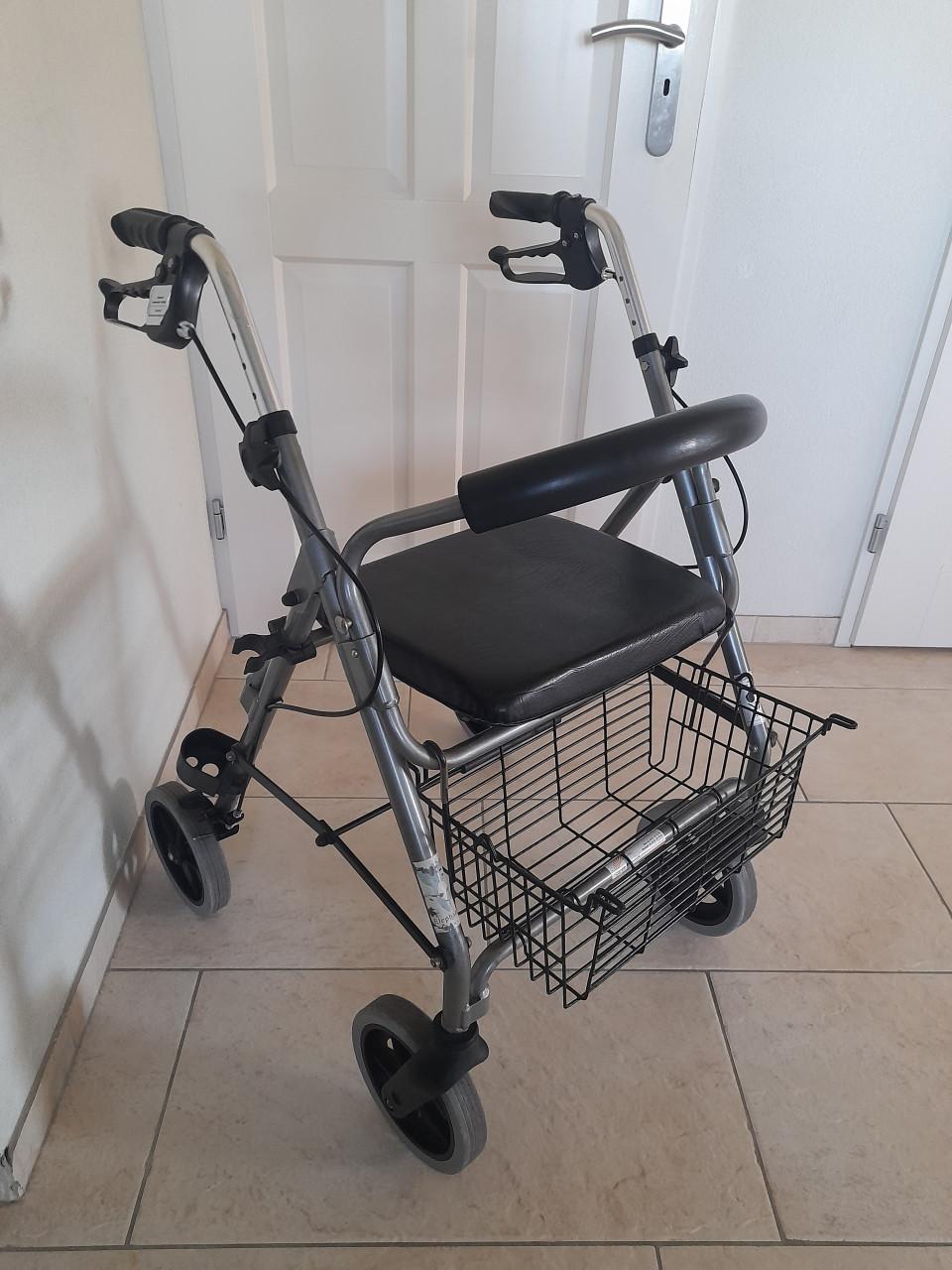 Rollator  ( in goede nette staat )