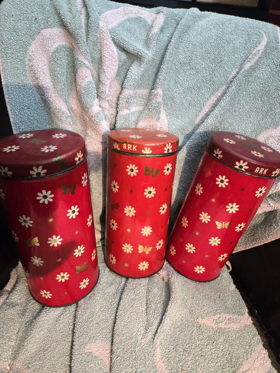 3 Stuks vintage, rood beschuitblik  ARK,22,5 cm hoog en Ø 10,5 cm